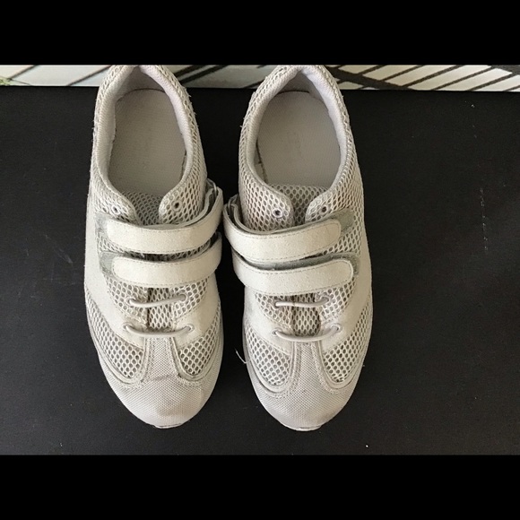 COACH TENNIS SHOES SIZE 6 - Picture 3 of 5